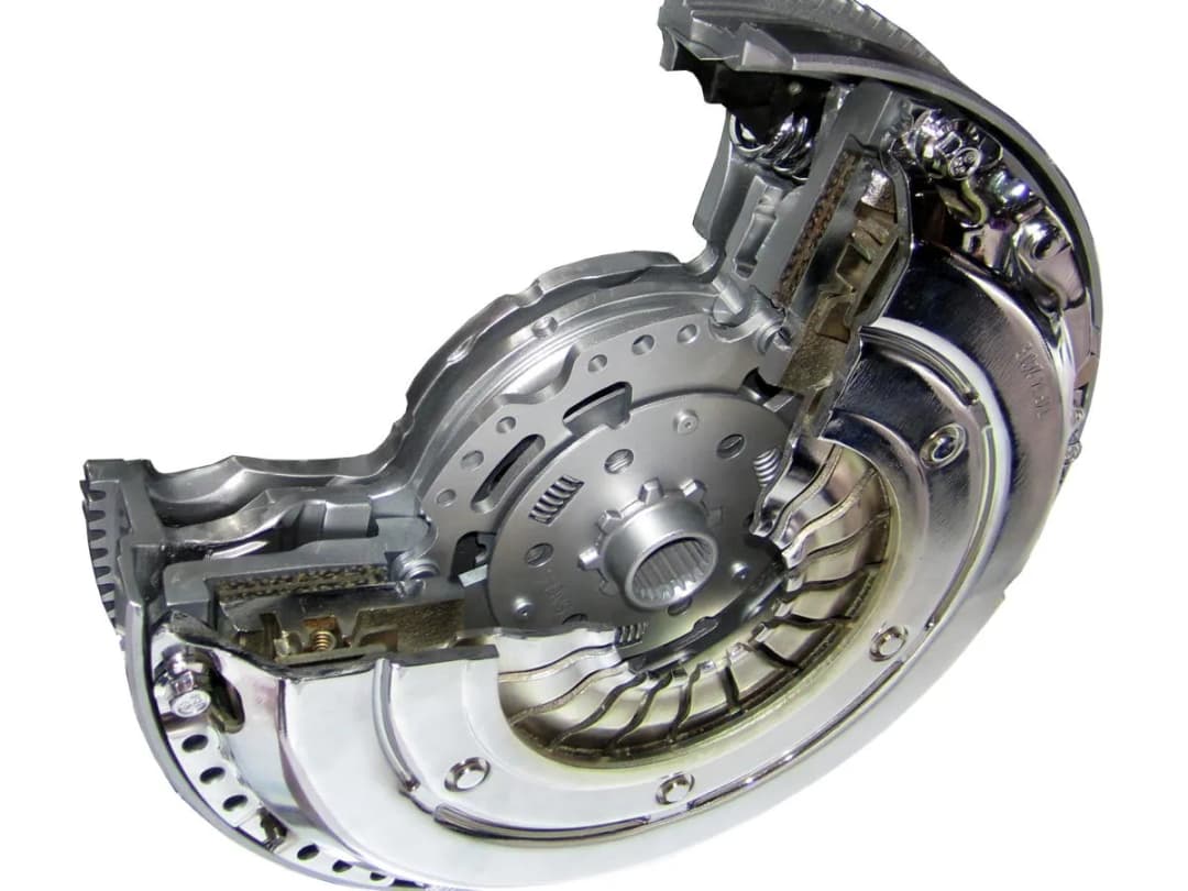 Dwumasa w sprzęgle - poznaj zasadę działania i znaczenie w Twoim aucie