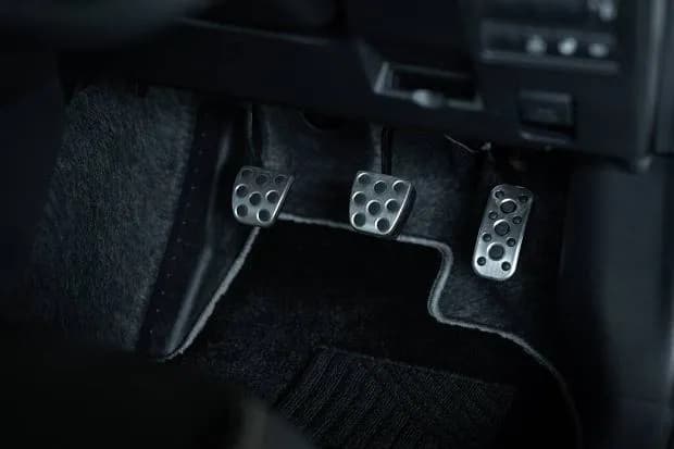 Czy musisz wcisnąć sprzęgło podczas włączania zapłonu? Poznaj ważne zasady