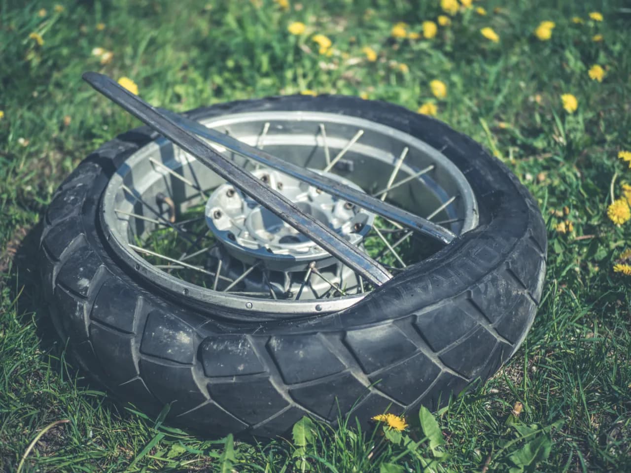 Jak zdjąć oponę z felgi skutera - uniknij kosztownych błędów
