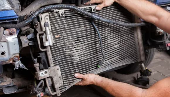 Cieknąca chłodnica: naprawa czy wymiana? Sprawdź, co wybrać!