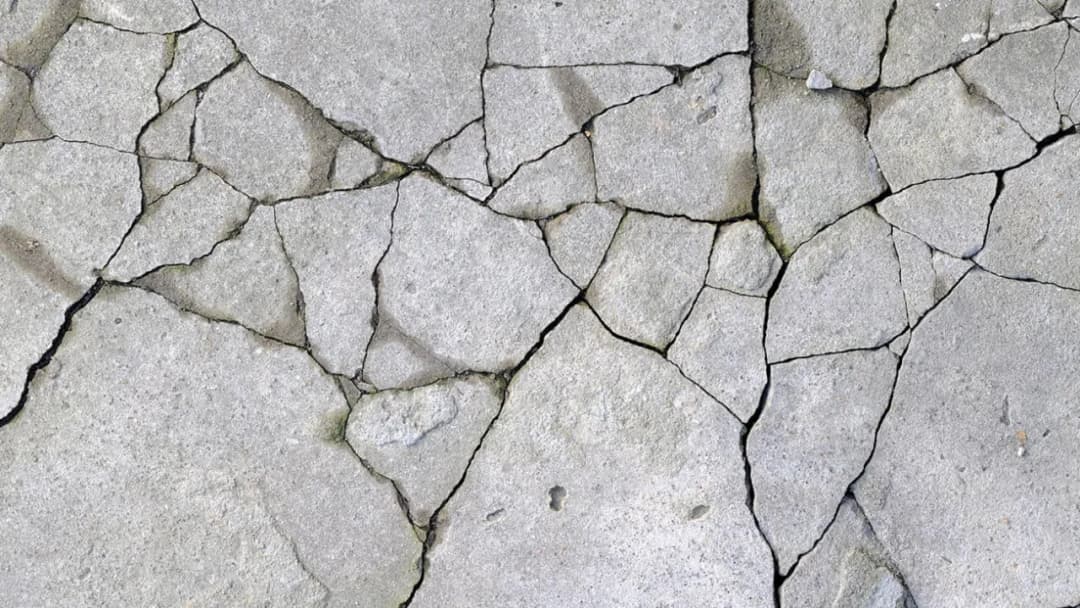 Co położyć na stary chodnik betonowy, aby uniknąć kosztownych napraw?