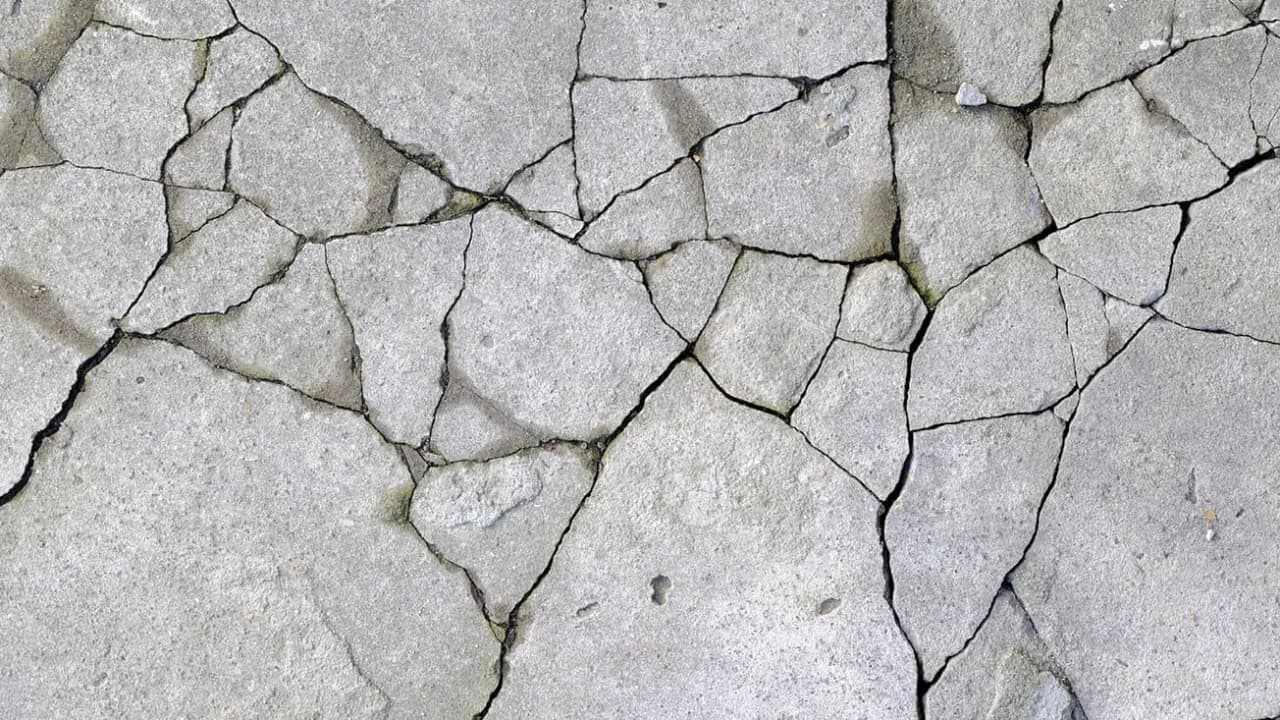 Co położyć na stary chodnik betonowy, aby uniknąć kosztownych napraw?