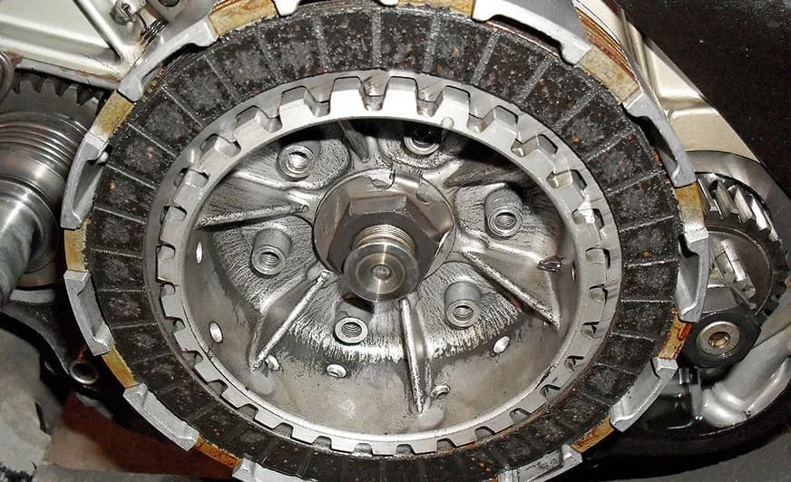 Ile wytrzymuje sprzęgło w motocyklu? Poznaj prawdę o żywotności sprzęgła