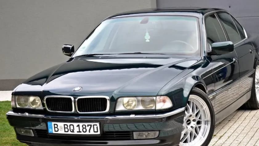 BMW 750 iL – wyjątkowa limuzyna z niezawodnym silnikiem V12