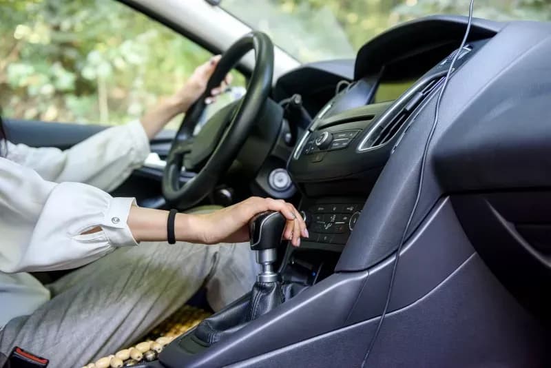 Jak cofać samochodem ze sprzęgłem - nauka techniki od podstaw