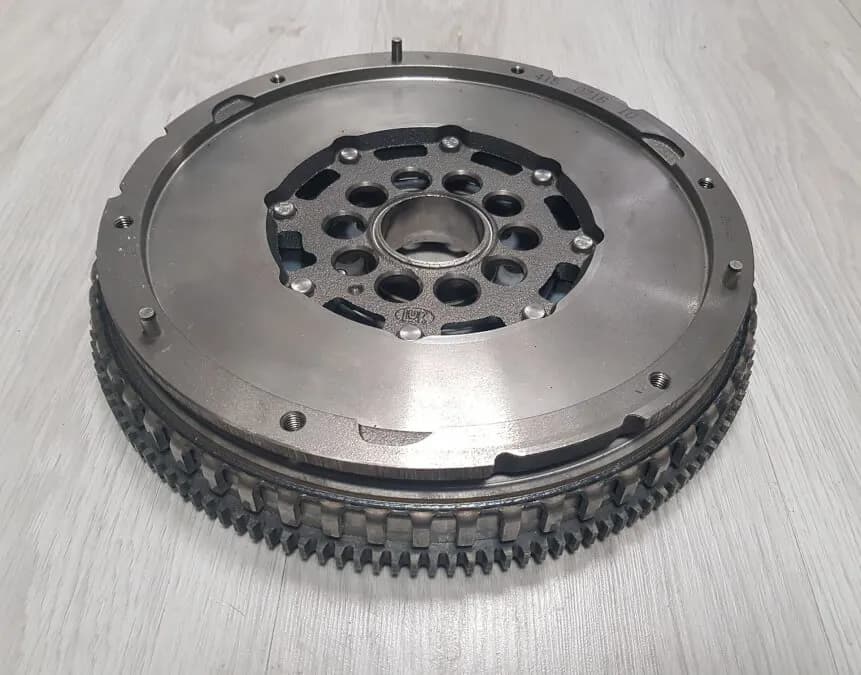 Jak prawidłowo dbać o sprzęgło dwumasowe i uniknąć kosztownych napraw