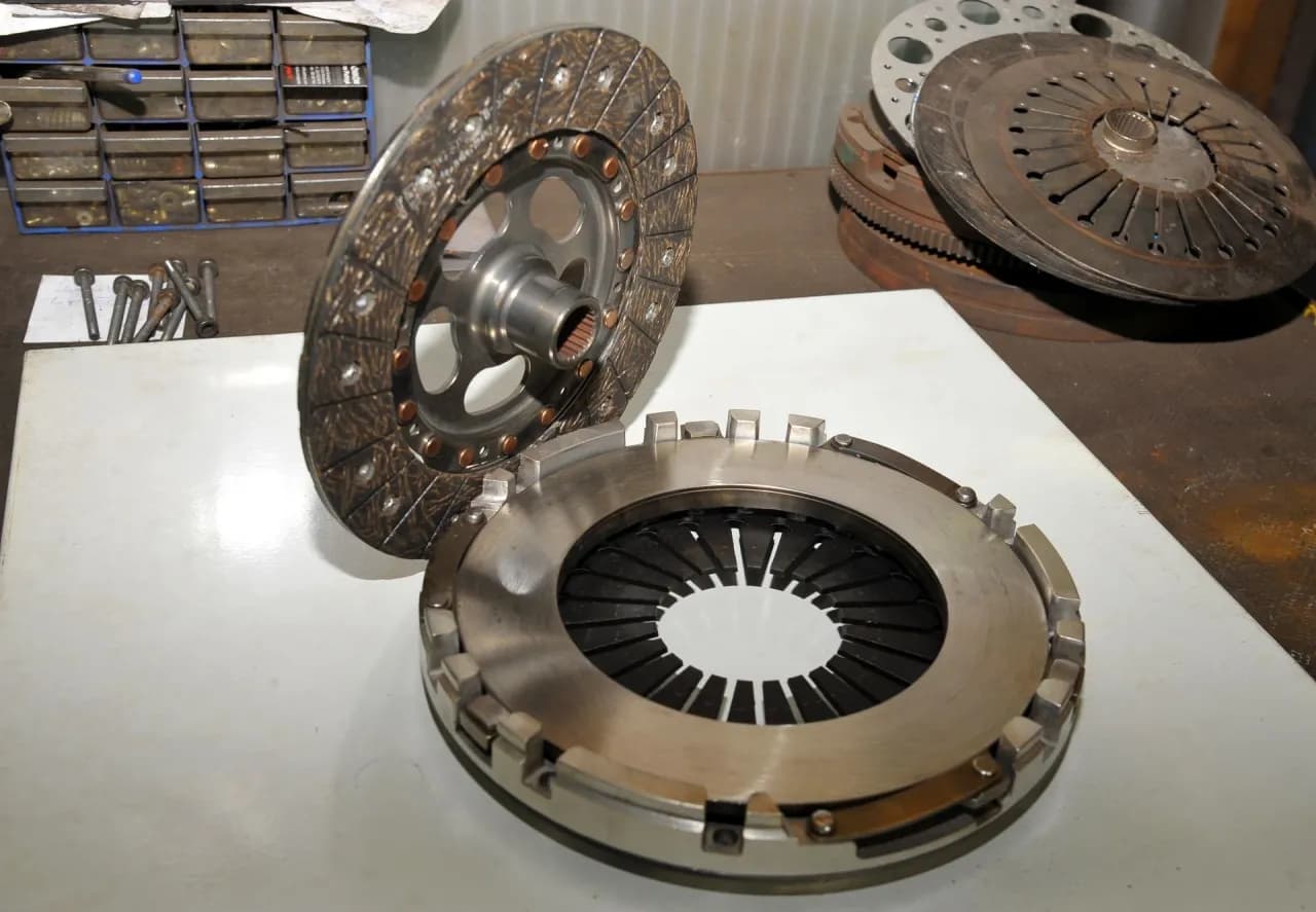 Ile kosztuje wymiana sprzęgła w Peugeot 307: Aktualne ceny i porównanie