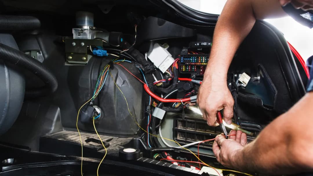 Jak naprawić instalację elektryczną w samochodzie i uniknąć kosztownych błędów
