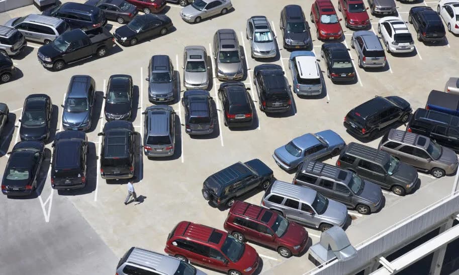 Kto ma pierwszeństwo na parkingu? Rozstrzygamy wątpliwości!