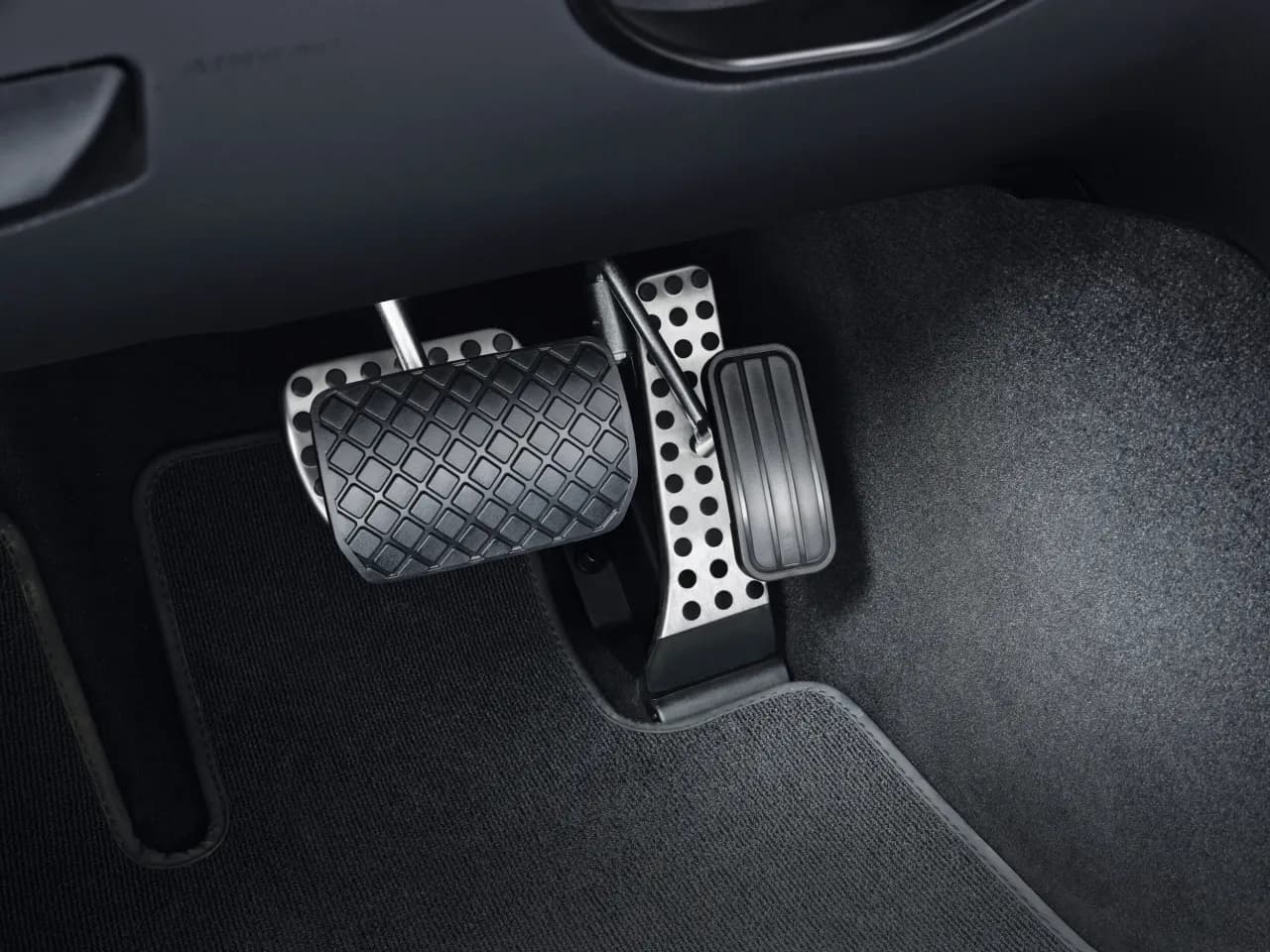 Układ pedałów w samochodzie: podstawy jazdy dla początkujących kierowców