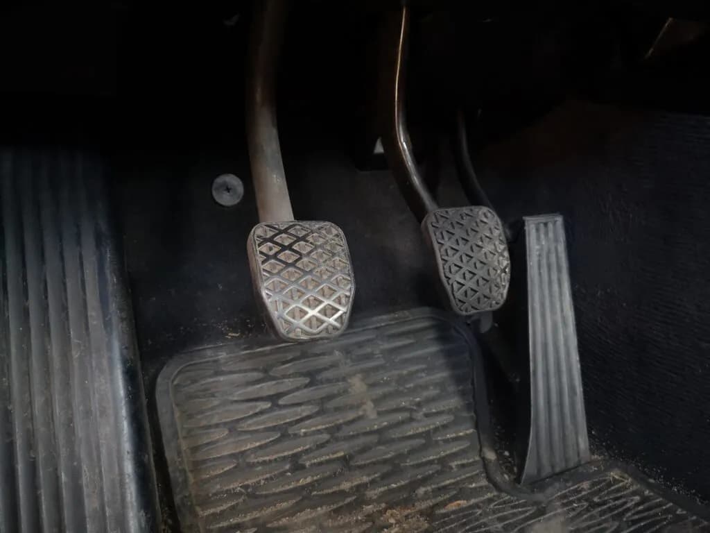 Co pierwsze hamulec czy sprzęgło podczas hamowania - poznaj zasady jazdy