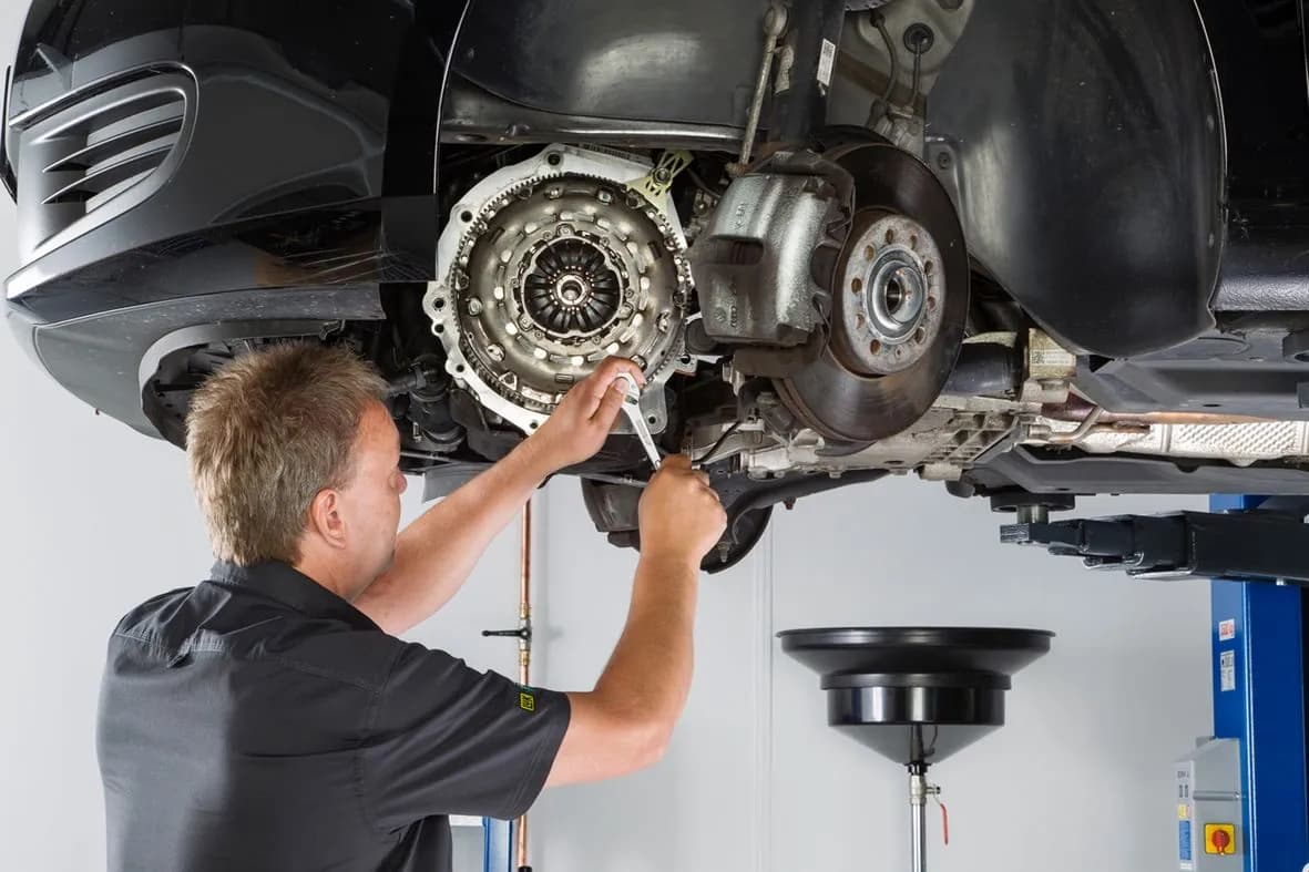 Czy wymiana koła dwumasowego i sprzęgła razem uchroni Cię przed awarią?